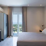 Captain's In Olive Grove Apartment